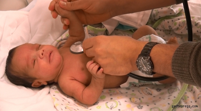 Prematüre olarak dünyaya gelen bebek ameliyatla sağlığına kavuştu