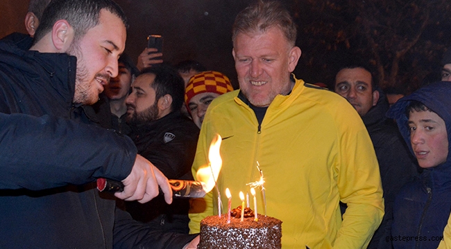 Prosinecki'ye meşale ve pastalı karşılama