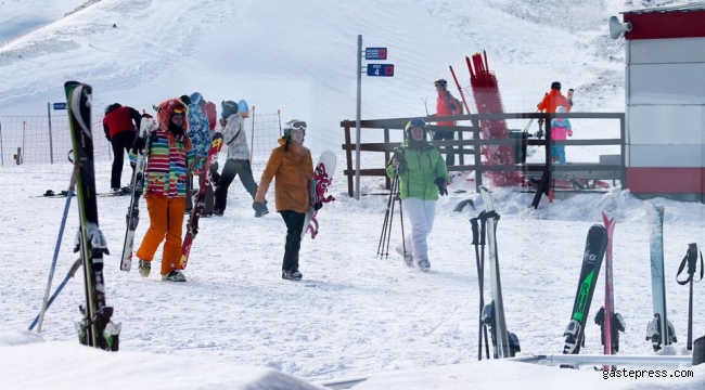 Yeni yılın ilk gününde Erciyes'te kayak yaptılar