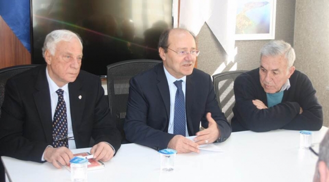 ''Anadolu’da köşe yazarı olmak” konulu söyleşi proğramı ilgiyle izlendi. 