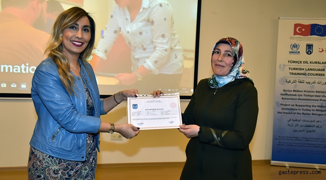 Ankara'da Mülteci Kursiyerler Sertifikalarını Aldılar!