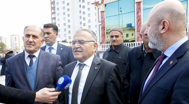 Başkan Büyükkılıç, Cuma Namazı çıkışında 33 şehidimiz andı ve milletimize baş sağlığı diledi!