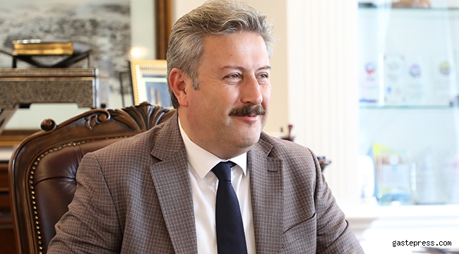 Başkan Dr. Mustafa Palancıoğlu  Dr. Öğretim Üyesi Aziz Şatana’yı  Tebrik etti