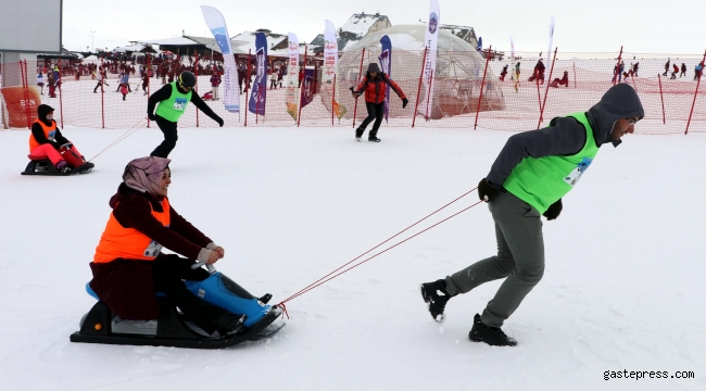 Erciyes'te eşler arası 'Artık çekilmez oldun' kızak yarışması