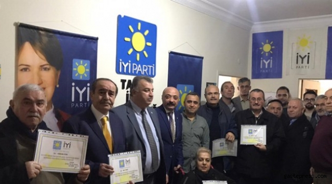 İYİ Parti Talas İlçe teşkilatında sertifika ve kimlik kartı heyecanı