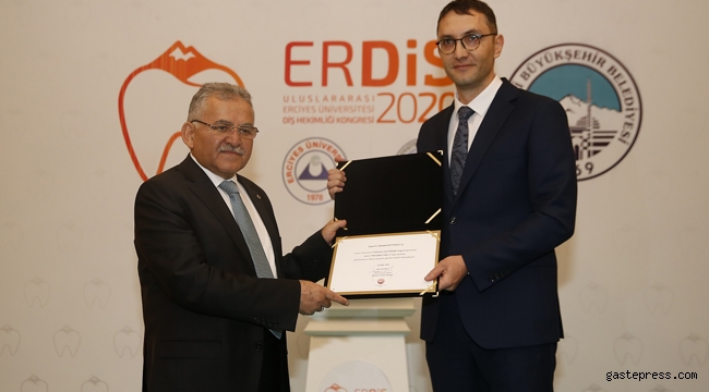 Kayseri Büyükşehir Belediye Başkanı Büyükkılıç, Erciyes Üniversitesi Uluslararası Diş Hekimliği Kongresi’ne katılan hekimlerle bir araya geldi!