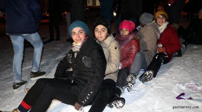 Kayseri'de poşet, leğen ve tahta ile kayak keyfi