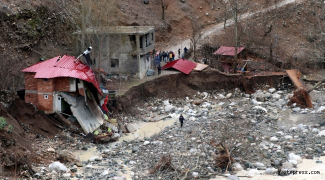 Kayseri'de sağanak sonrası selde, pansiyon kısmen yıkıldı