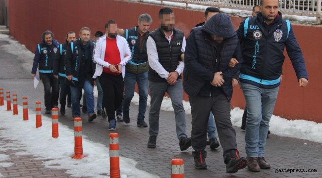 Kayseri'de yasa dışı bahis çetesinin üyeleri adliyede