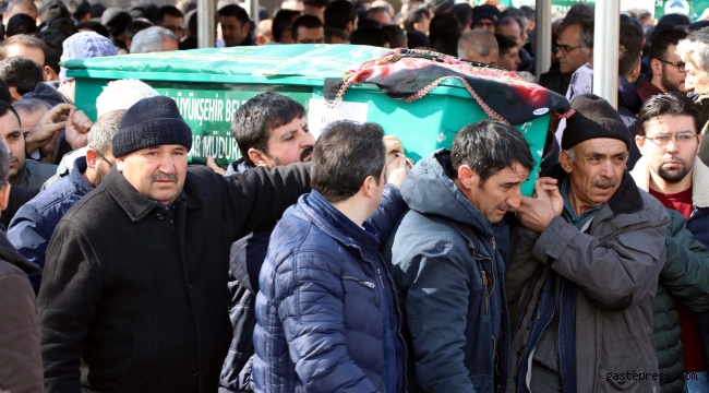 Kızıyla otomobil çarpan kadın, toprağa verildi  