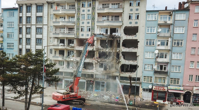 Malatya Büyükşehir Belediyesi ağır hasarlı yapıları yıkıyor!