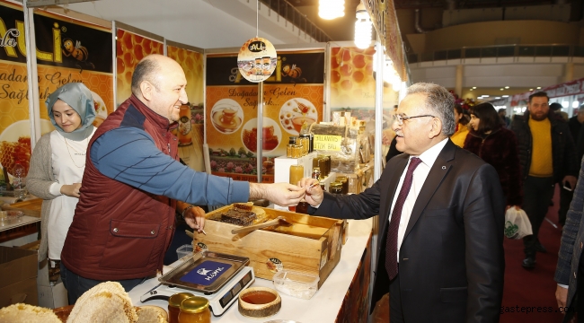 Memduh Büyükkılıç, Yöresel Ürünler Fuarı’nı gezdi.