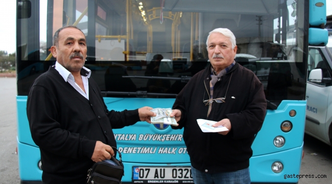 Örnek sürücü halk otobüsünde unutulan 107 bin liralık dövizi sahibine teslim etti