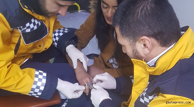 Sağlık ekipleri parmağa sıkışan yüzüğü sargı bezi ile çıkardı