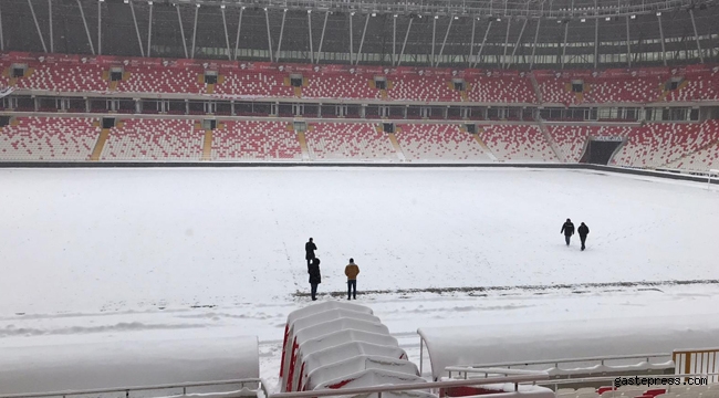 Sivasspor – Antalyaspor Kupa maçı öncesinde stat zemini karla kaplı!