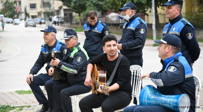Adana Büyükşehir'den Koronavirüse karşı mücadelede Zabıtadan müzikli moral motivasyon