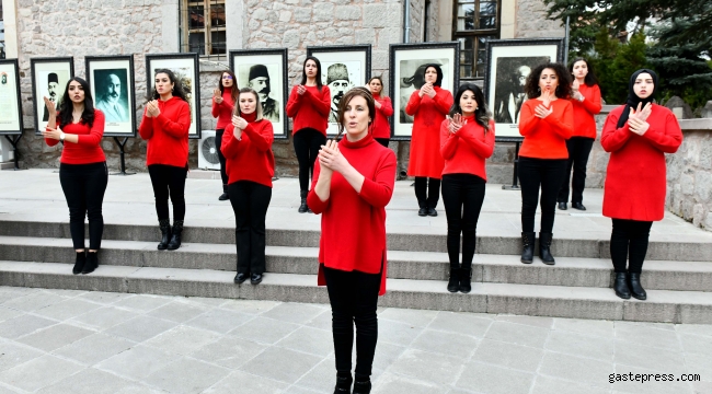 Ankara Büyükşehir Belediyesi Osmanlı Hanımlar Lokali üyeleri, İstiklal Marşı'nı İşaret Diliyle Okudular