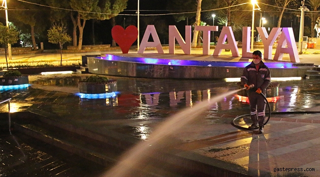 Antalya Büyükşehir’de yollar yıkanarak dezenfekte ediliyor!