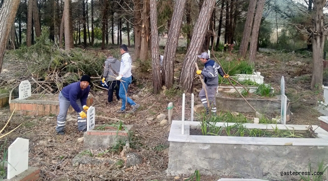Antalya Büyükşehir’den mezarlıklarda bahar temizliği!