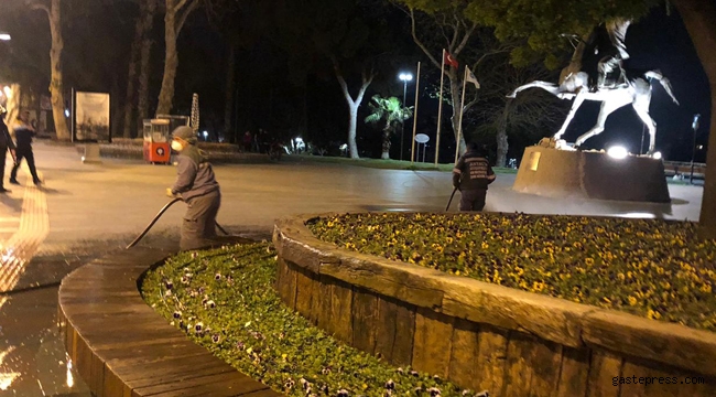 Antalya'da caddeler, sokaklar, meydanlar dezenfekte ediliyor!