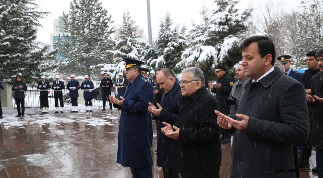 Başkan Büyükkılıç, Kartal Şehitliği’nde düzenlenen törene katıldı