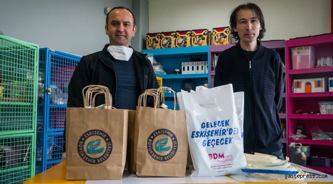 Eskişehir Büyükşehir Yüz Siperliklerini Sağlık Çalışanlarına Teslim Etti!
