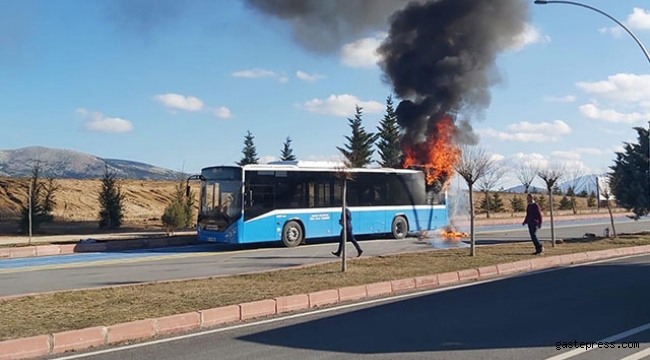 Halk otobüsünün motoru seyir halindeyken alev aldı