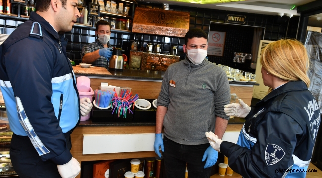 İzmir Büyükşehir Belediyesi’ne bağlı zabıta ekipleri, koronavirüs için sokaklarda