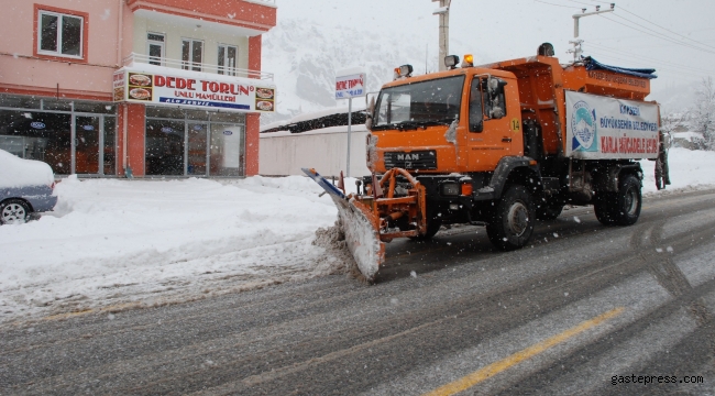 Kayseri Büyükşehir Belediyesi ekipleri 24 saat karla mücadele ediyor