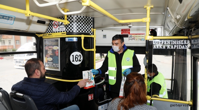 Kayseri Talas Belediyesi, Vatandaşlara 10 bin adet hijyen çantası dağıttı.