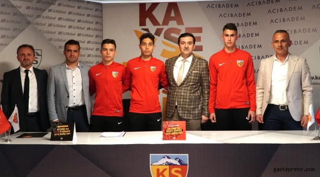 Kayserispor'dan altyapıdaki 3 futbolcuya profesyonel sözleşme