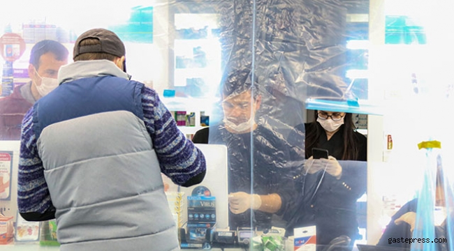 Nöbetçi eczanede 'şeffaf branda' ile koronavirüs önlemi