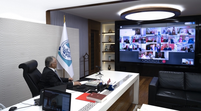 16 ilçe belediye başkanı ile COVİD-19 salgınına karşı alınan tedbirleri görüştü.