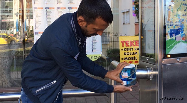 Antalya Büyükşehir'den duraklara el dezenfektanı hizmeti!