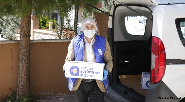 Antalya Büyükşehir ihtiyaç sahiplerinin yanında! Gıda yardımları evlere teslim ediliyor!