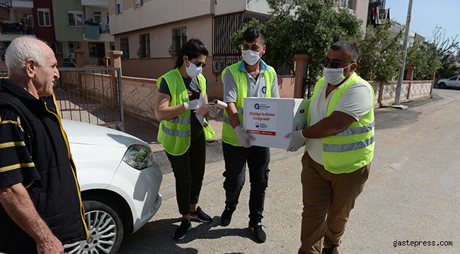 Antalya Büyükşehir’in gıda kolileri  ihtiyaç sahiplerine ulaşıyor