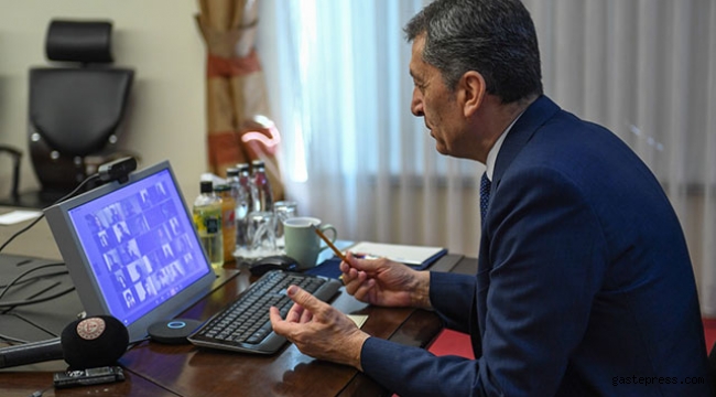 Bakan Selçuk'tan 'EBA Canlı Sınıf'a sürpriz ziyaret