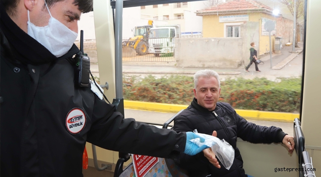 Eskişehir'de Büyükşehir Belediyesi Maske Dağıtımına Başladı!