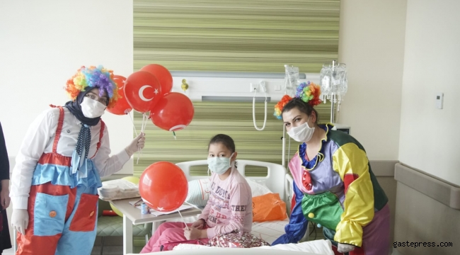 Hastanede tedavi gören çocuklara 23 Nisan kutlaması