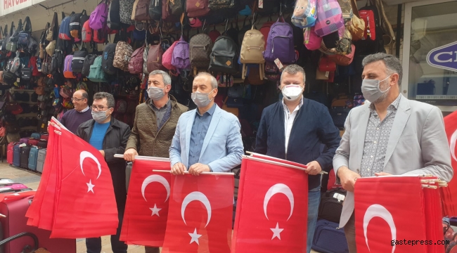 İYİ Parti Teşkilatı, Kayseri'de 5.000 Türk Bayrağı Dağıttı