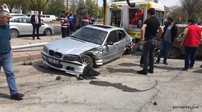 Kaldırımda otomobilin çarptığı yaya öldü