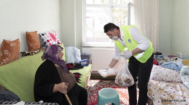 Kayseri Büyükşehir Belediyesi 65 Yaş Üstünü ve İhtiyaç Sahibi Aileleri Yanlız Bırakmıyor