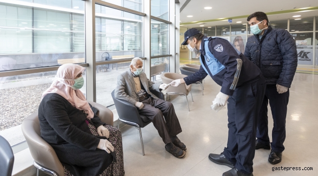 Kayseri Büyükşehir Belediyesi Zabıta ekipleri hastanelerde maske dağıttı