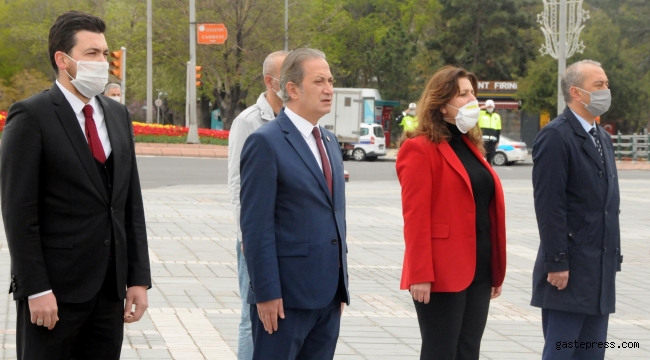 Kayseri'de 23 Nisan'da Atatürk Anıtı'na çelenk bırakıldı