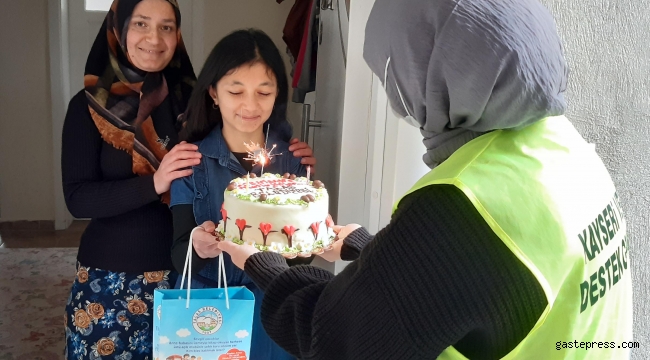 Kayseri'de 23 Nisan'da doğan çocuklara doğum günü sürprizi