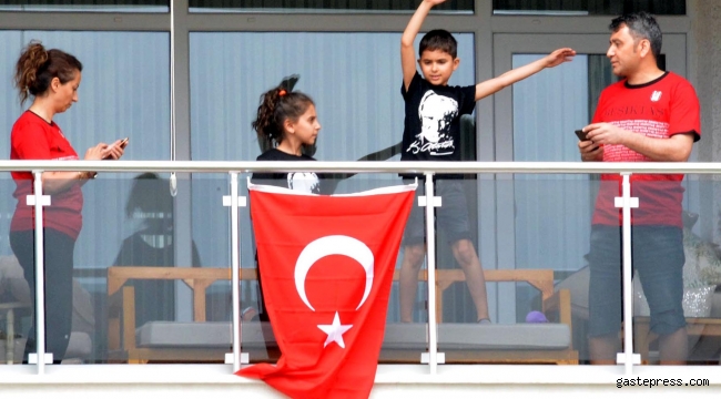 Kayseri'de çocuklar bayramlarını balkondan kutladı