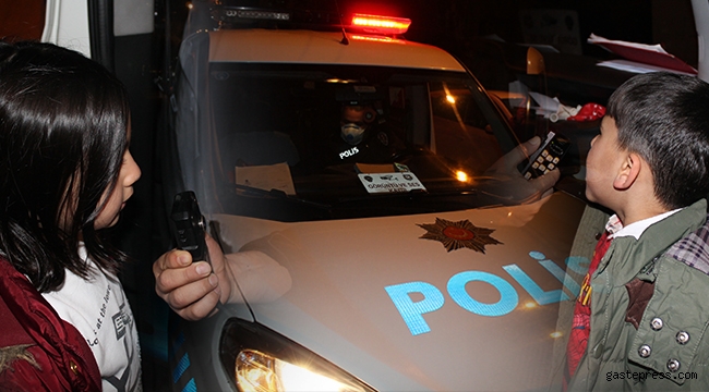 Kayseri'de Çocuklar Polis Ekip Aracının Megafonundan İstiklal Marşı Okudular