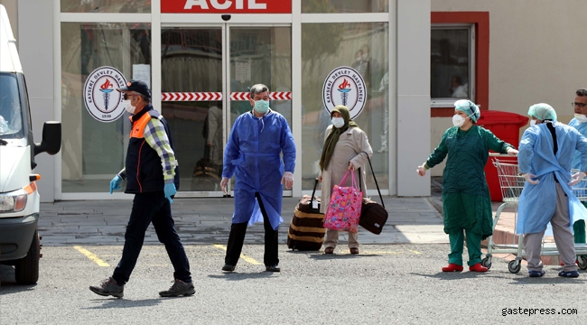Kayseri'de Koronavirüsü yenen 32 umreci, alkışlarla uğurlandı!