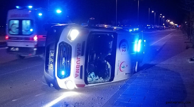 Kayseri'de otomobille çarpışan ambulans devrildi: 3 yaralı