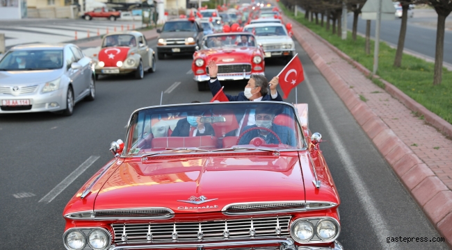 Kayseri Melikgazi'de Klasik Araçlarla En Renkli ve Coşkulu 23 Nisan Kutlaması
